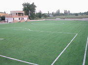 Футбольное поле с искусственной травой